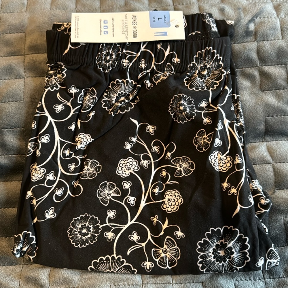NWT Agnes & Dora black/white floral buttery soft leggings size L.